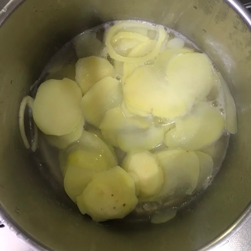 Bước 3 Luộc và trộn bột khoai tây Tôm chiên khoai tây