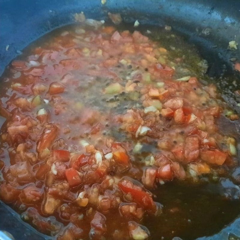 Bước 3 Nấu thịt bò sốt cà chua Thịt bò cuộn nấm kim châm sốt cà chua