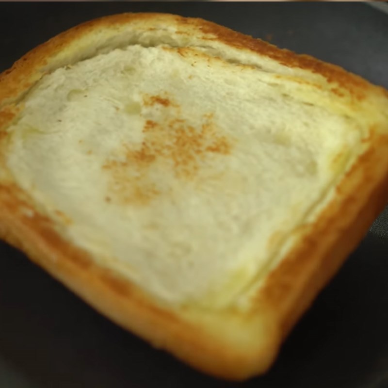 Bước 3 Nướng bánh mì bằng chảo Bánh mì sandwich nướng trứng chuối caramel