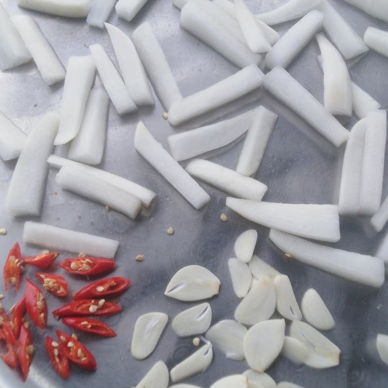 Bước 2 Phơi héo củ cải trắng Củ cải ngâm nước tương