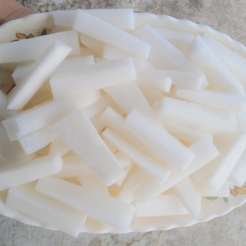 Bước 1 Sơ chế củ cải trắng Củ cải ngâm nước tương