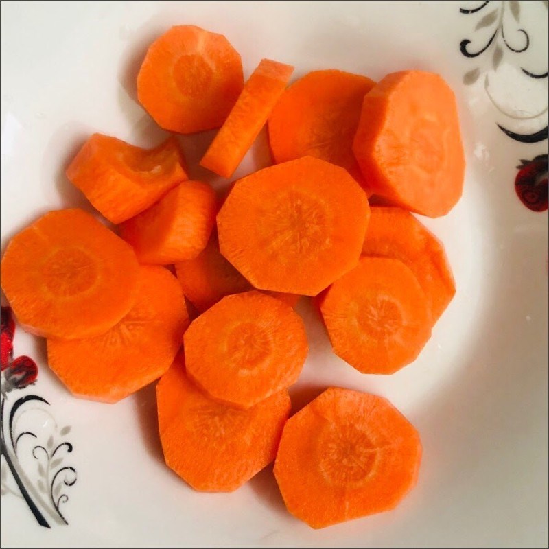 Bước 1 Sơ chế nguyên liệu Sinh tố thơm (dứa) cà rốt