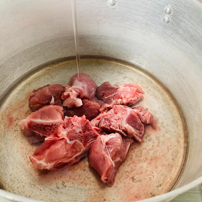 Bước 1 Sơ chế nguyên liệu Canh bầu hầm xương