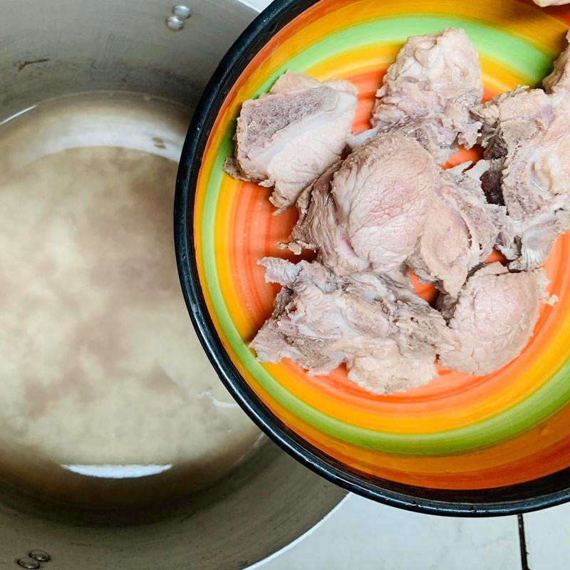 Bước 1 Sơ chế nguyên liệu Canh bầu hầm xương