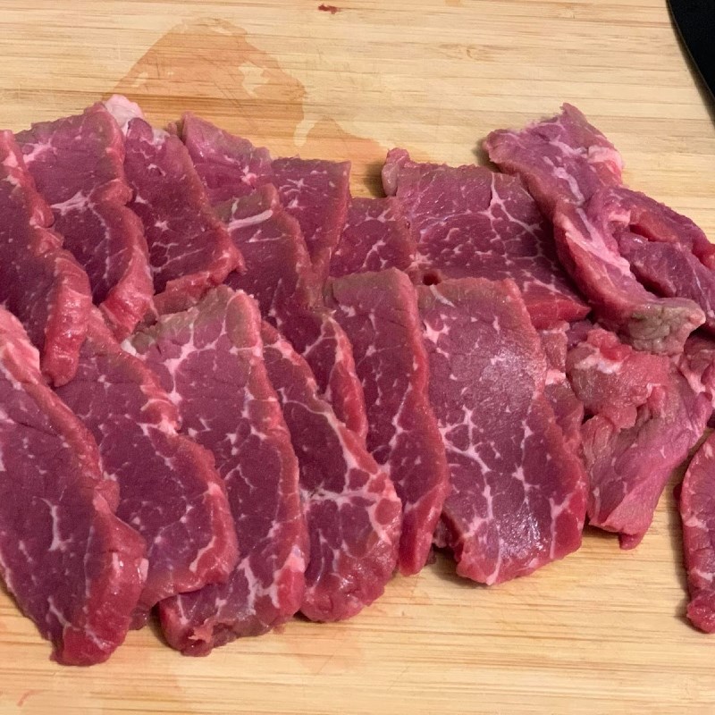 Bước 1 Sơ chế thịt bò và ướp thịt Mì bò Đài Loan (công thức chia sẻ từ người dùng)
