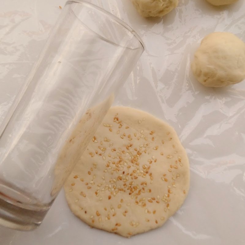 Bước 3 Tạo hình bánh tiêu sữa Bánh tiêu sữa