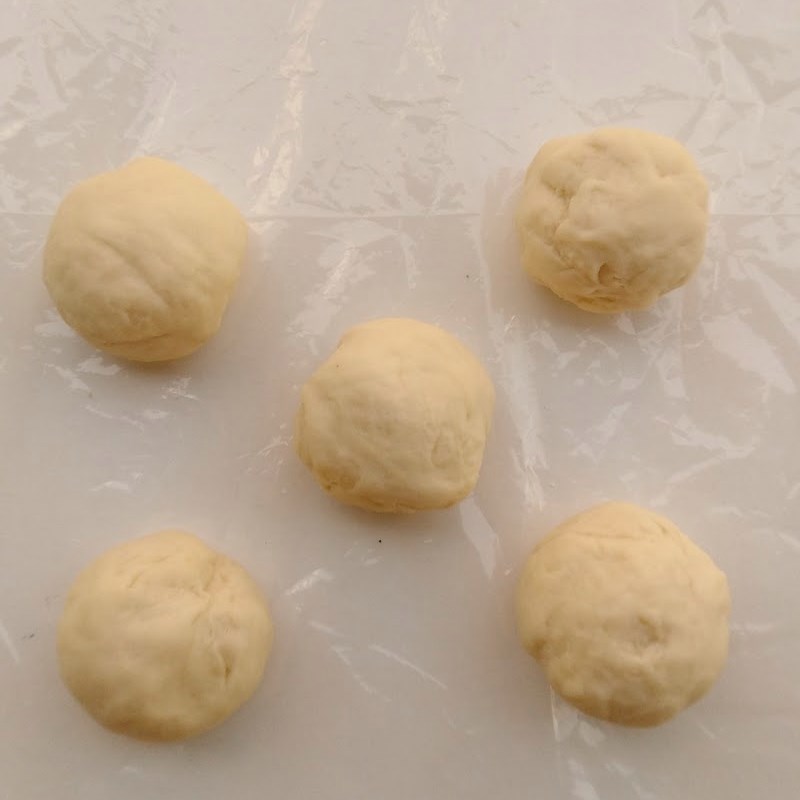 Bước 3 Tạo hình bánh tiêu sữa Bánh tiêu sữa