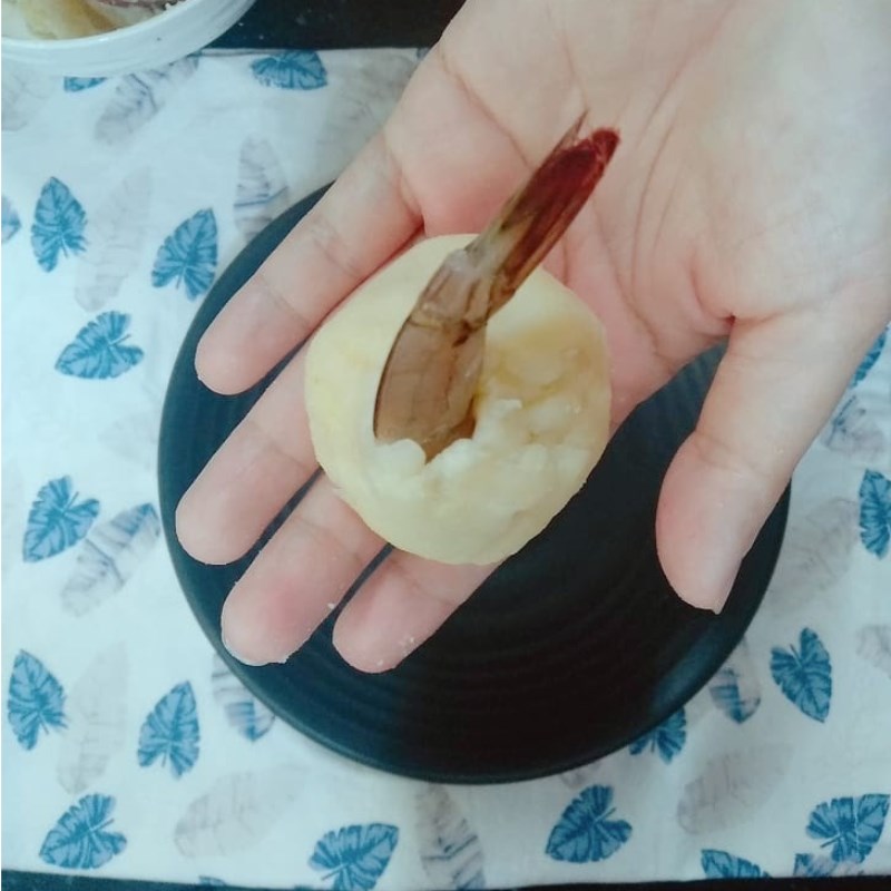 Bước 3 Tạo hình tôm bọc khoai tây Tôm bọc khoai tây chiên bằng nồi chiên không dầu