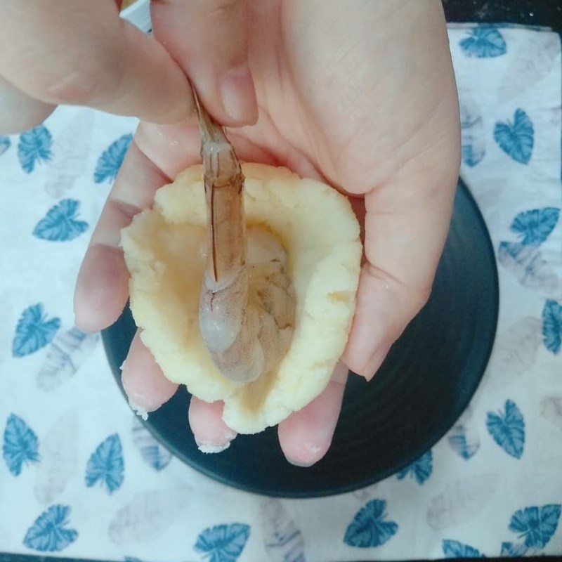 Bước 3 Tạo hình tôm bọc khoai tây Tôm bọc khoai tây chiên bằng nồi chiên không dầu