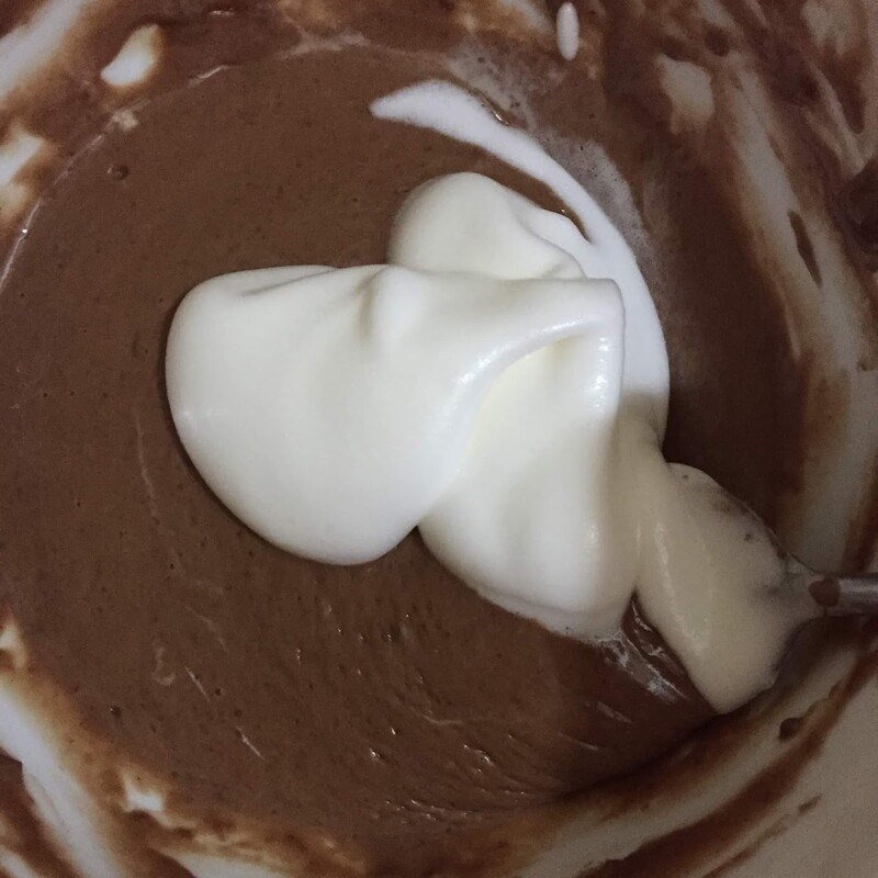 Bước 3 Trộn lòng trắng trứng Bánh Castella - bánh bông lan Đài Loan