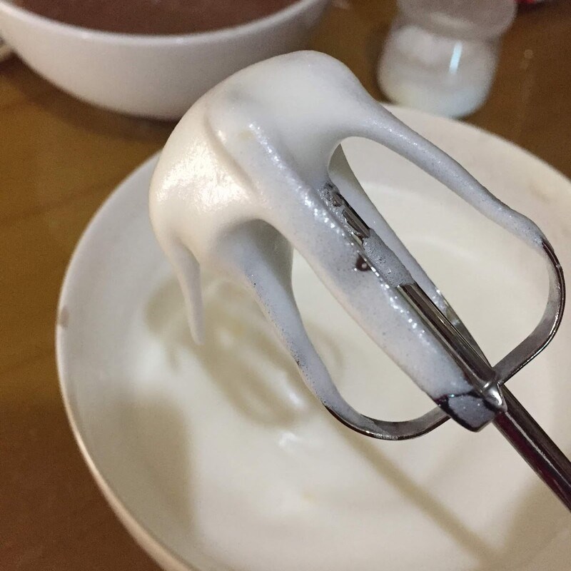 Bước 3 Trộn lòng trắng trứng Bánh Castella - bánh bông lan Đài Loan