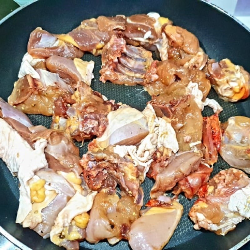 Bước 3 Ướp thịt gà Gà nấu đông với mộc nhĩ, nấm hương
