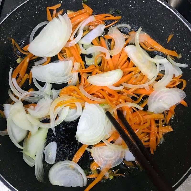 Cách Nấu Bánh Canh Cá Lóc Quảng Trị - Xào hành tây và cà rốt