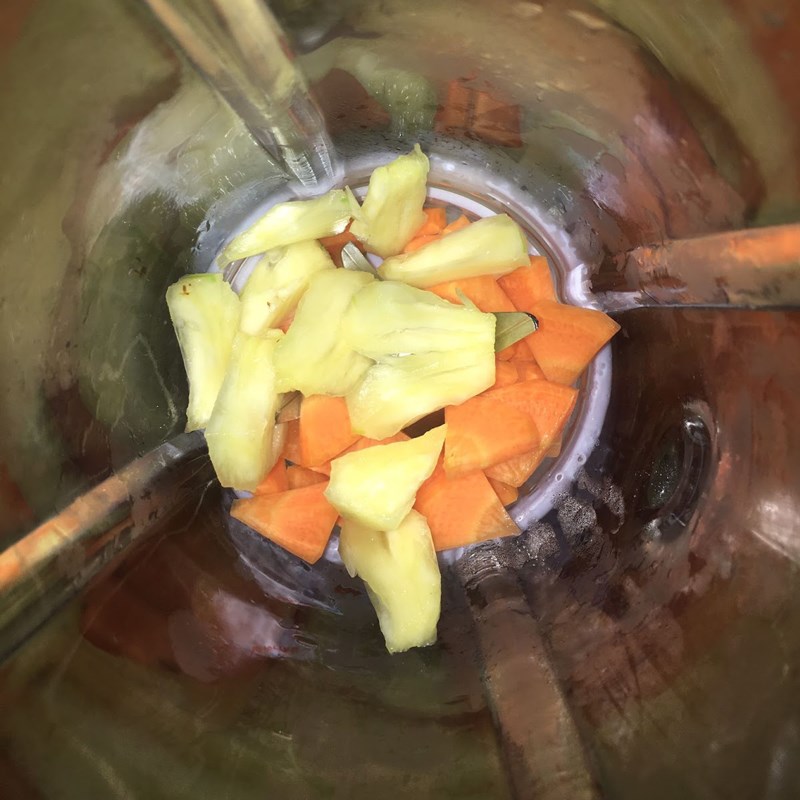 Bước 2 Xay sinh tố dứa cà rốt Sinh tố dứa (thơm) cà rốt