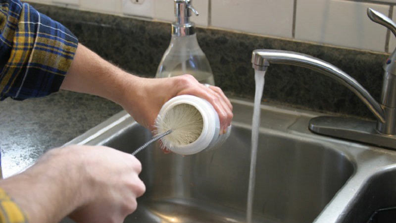 Một số lưu &yacute; khi vệ sinh th&ugrave;ng đ&aacute;