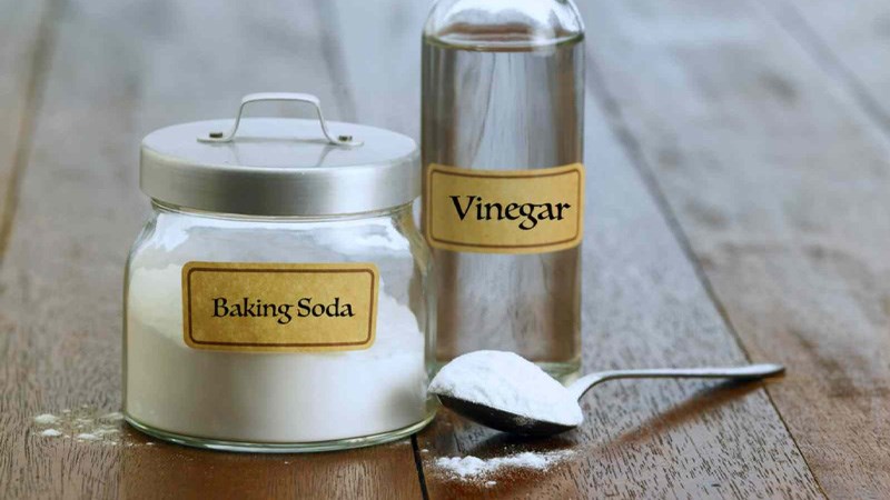 D&ugrave;ng hỗn hợp baking soda v&agrave; giấm
