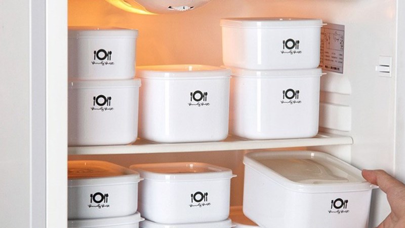 Cho hộp nhựa v&agrave;o tủ lạnh