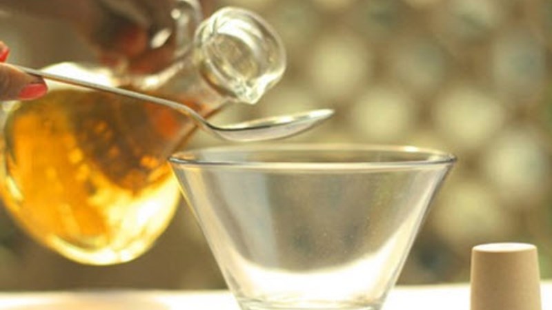 Vệ sinh vết rỉ s&eacute;t tr&ecirc;n bếp ga mini bằng dầu ăn