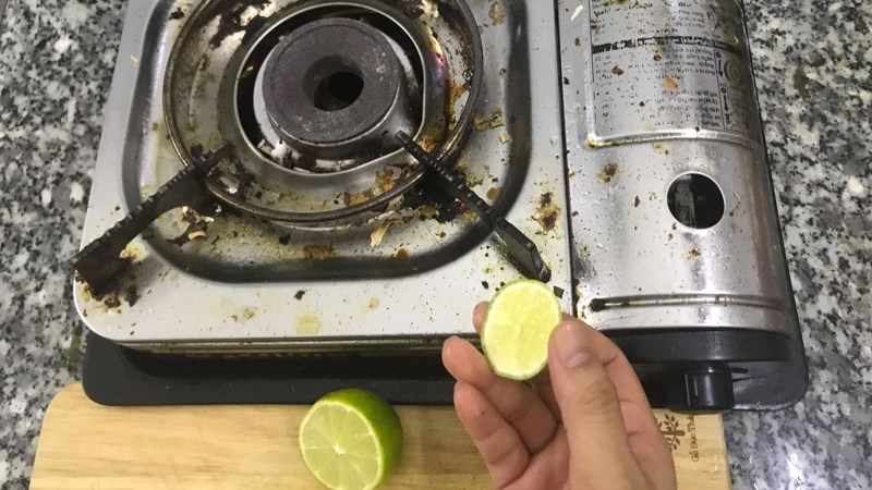 Vệ sinh bếp ga mini với chanh tươi