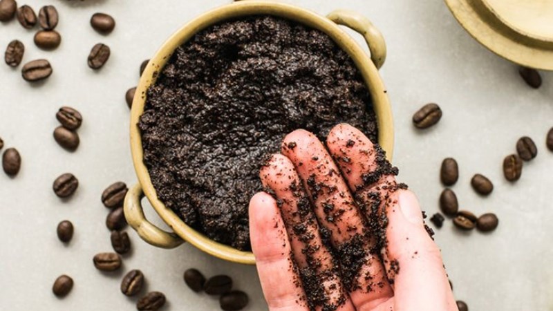 Sử dụng b&atilde; c&agrave; ph&ecirc; hoặc ch&egrave;