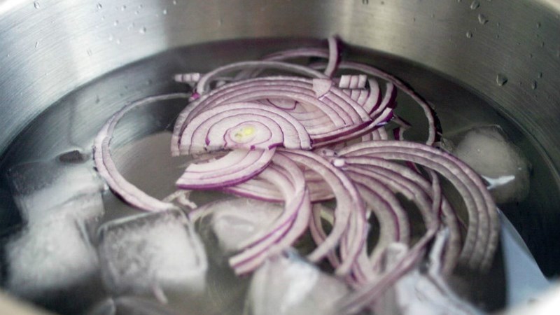 Soak sliced onions in cold water