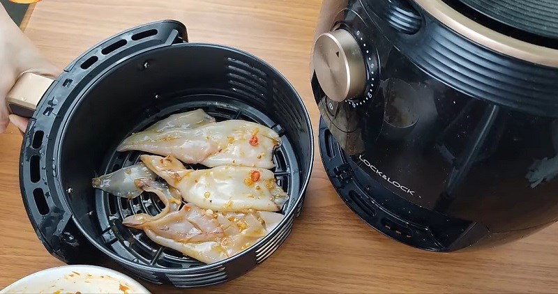 Ưu điểm nướng mực bằng nồi chi&ecirc;n kh&ocirc;ng dầu