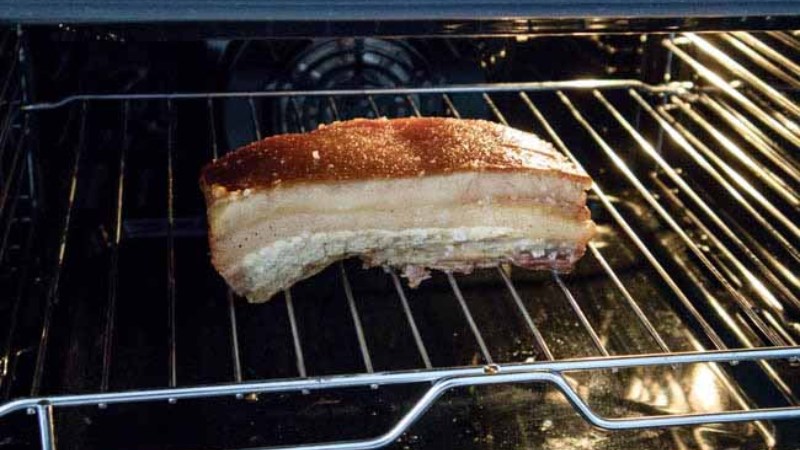 L&agrave;m heo quay bằng l&ograve; vi s&oacute;ng