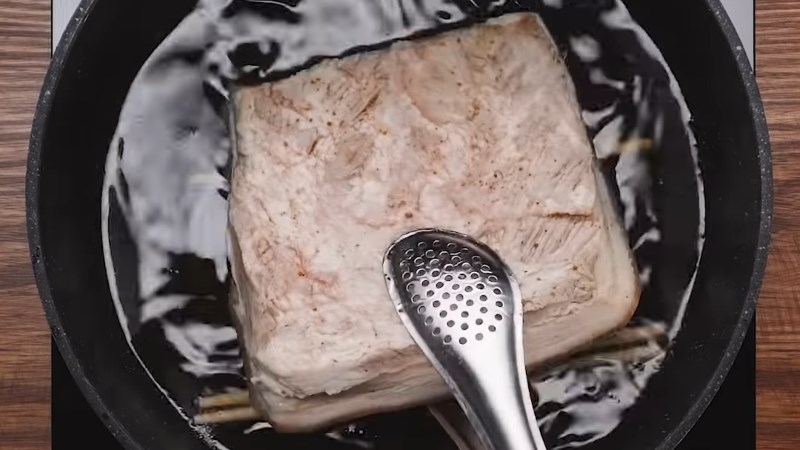 L&agrave;m heo quay bằng chảo chống d&iacute;nh