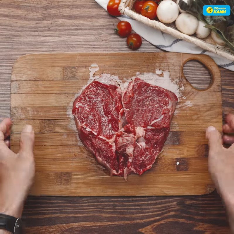 Bước 2 Ướp thịt bò Steak trái tim sốt nấm