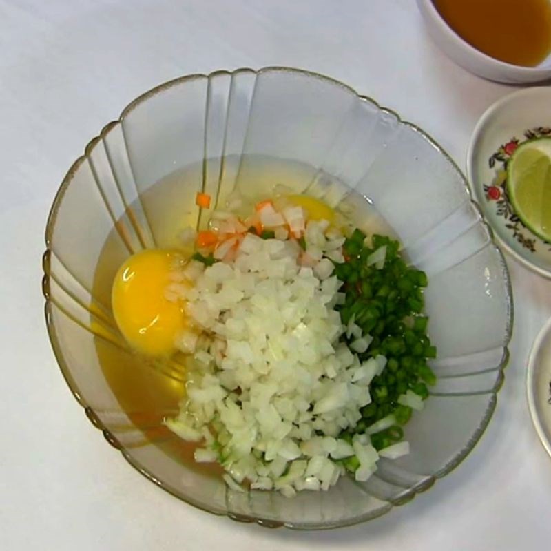 Bước 1 Sơ chế nguyên liệu Trứng cuộn cà rốt hình trái tim