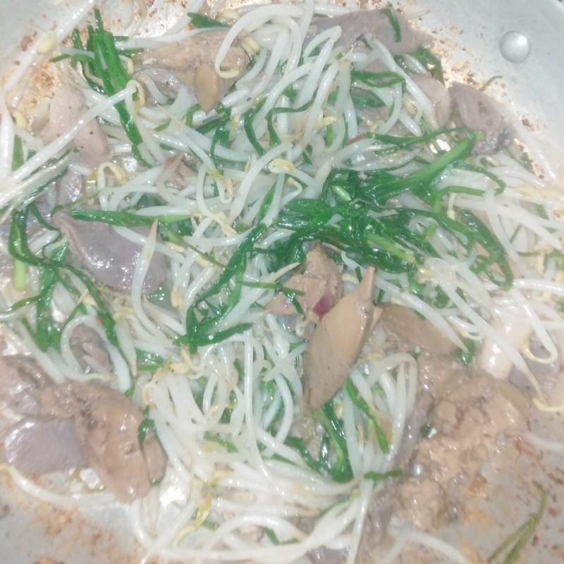 Bước 4 Làm lòng gà xào giá đỗ Lòng gà xào giá đỗ (công thức được chia sẻ từ người dùng)