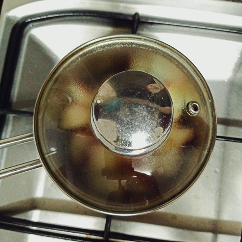 Bước 2 Nấu táo Sốt táo