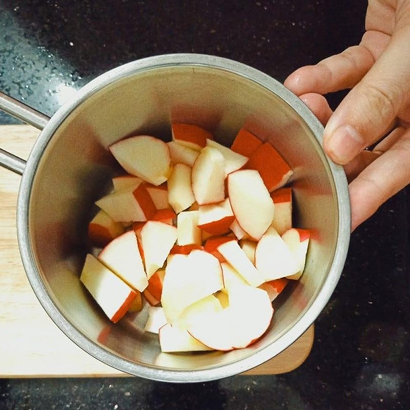 Bước 2 Nấu táo Sốt táo