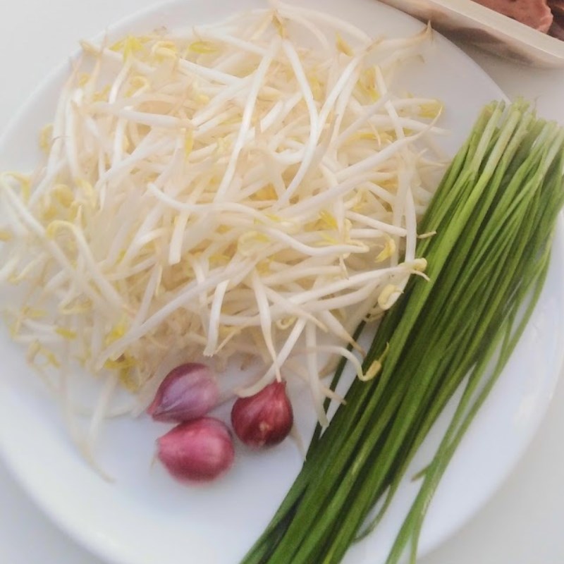 Bước 2 Sơ chế các nguyên liệu còn lại Lòng gà xào giá đỗ (công thức được chia sẻ từ người dùng)