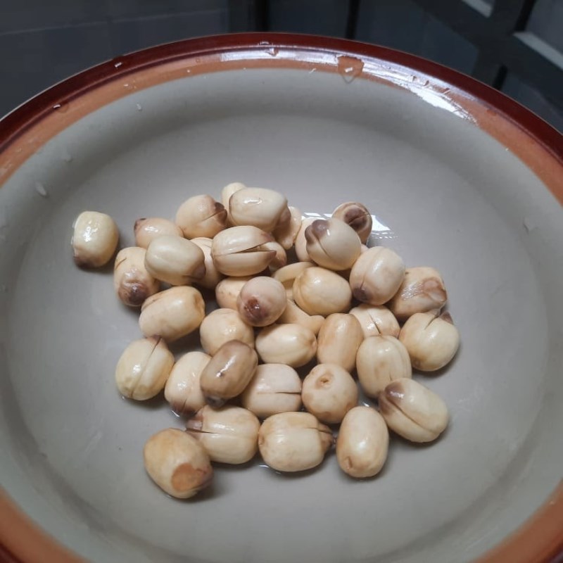 Bước 1 Sơ chế nguyên liệu Bồ câu hầm hạt sen