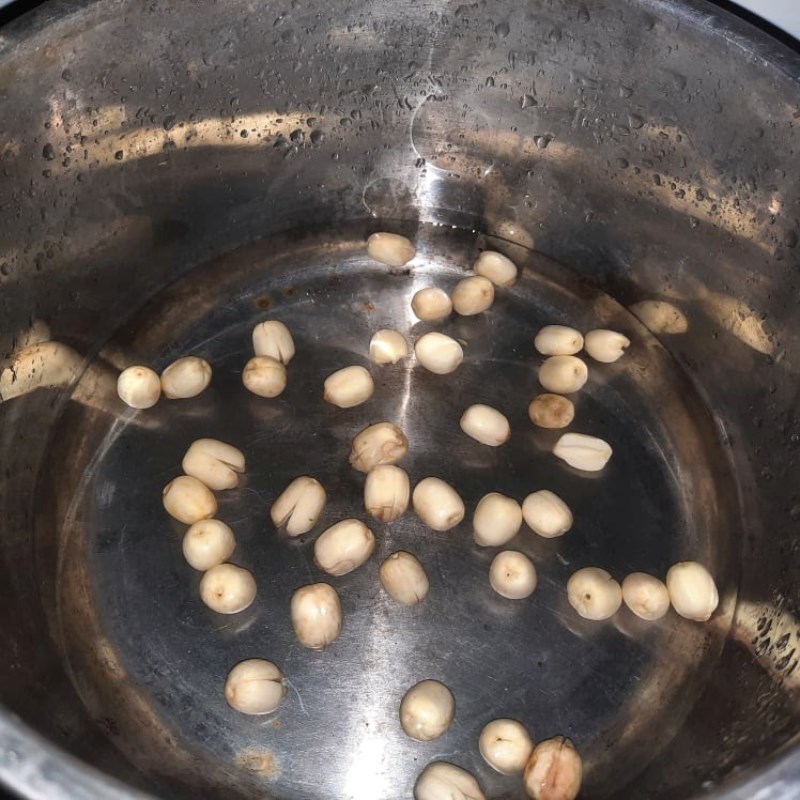 Bước 1 Sơ chế nguyên liệu Bồ câu hầm hạt sen