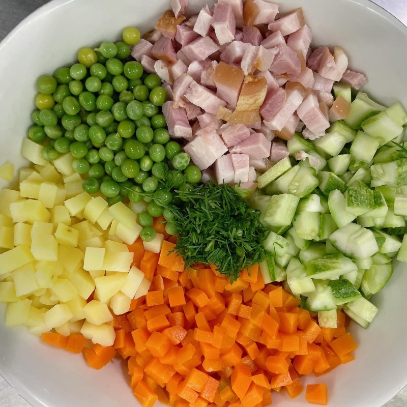 Bước 1 Sơ chế nguyên liệu Salad Nga truyền thống