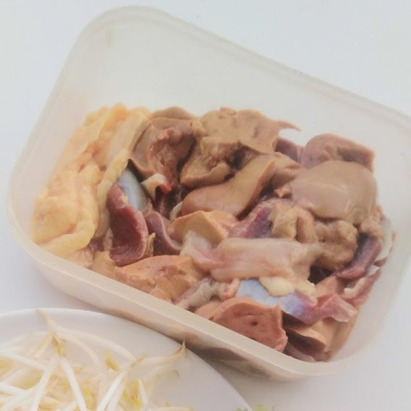 Bước 1 Sơ chế và ướp lòng gà Lòng gà xào giá đỗ (công thức được chia sẻ từ người dùng)