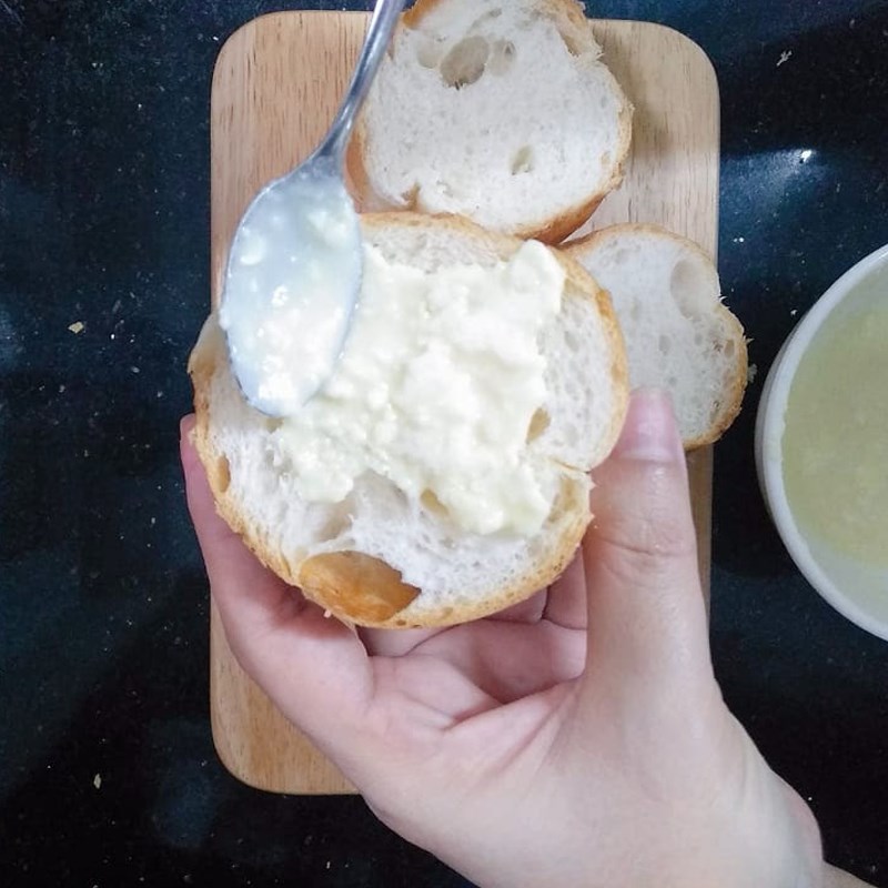 Bước 2 Tạo hình bánh mì phô mai con bò cười Bánh mì phô mai con bò cười