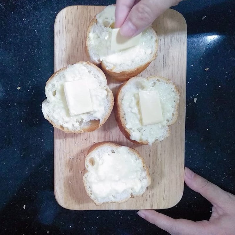 Bước 2 Tạo hình bánh mì phô mai con bò cười Bánh mì phô mai con bò cười