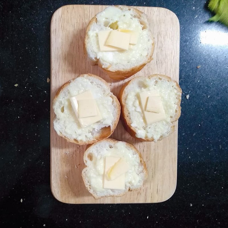 Bước 2 Tạo hình bánh mì phô mai con bò cười Bánh mì phô mai con bò cười