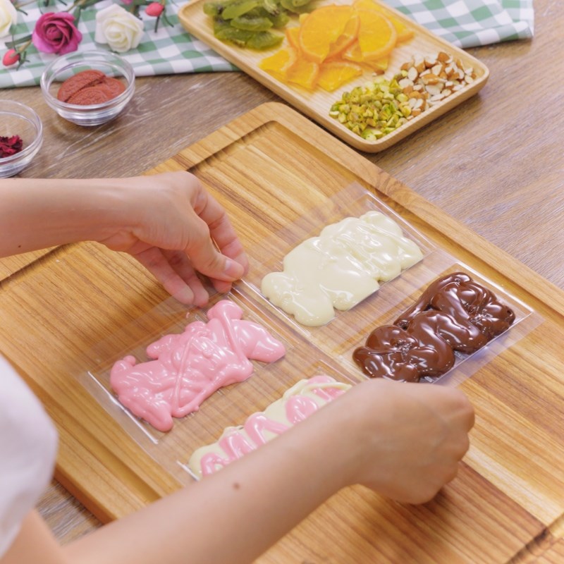 Bước 3 Trang trí chocolate Chocolate bark trái cây