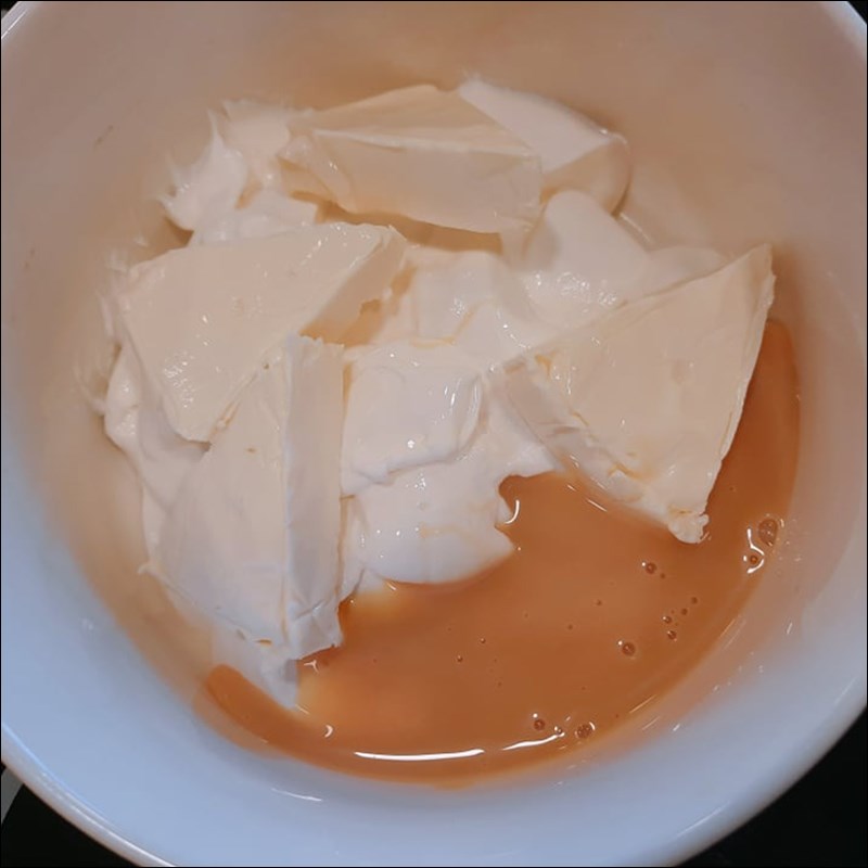 Bước 1 Trộn hỗn hợp kem cheese Kem cheese từ phô mai con bò cười
