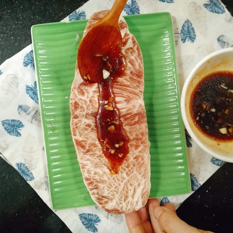 Bước 2 Ướp thịt bò Thịt bò nướng tiêu bằng nồi chiên không dầu