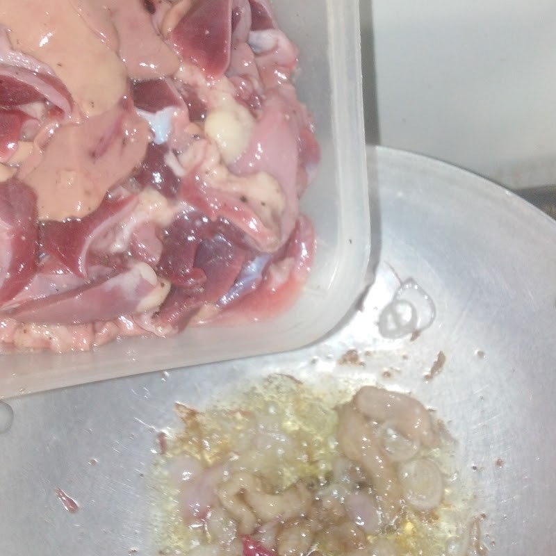 Bước 3 Xào lòng gà Lòng gà xào giá đỗ (công thức được chia sẻ từ người dùng)