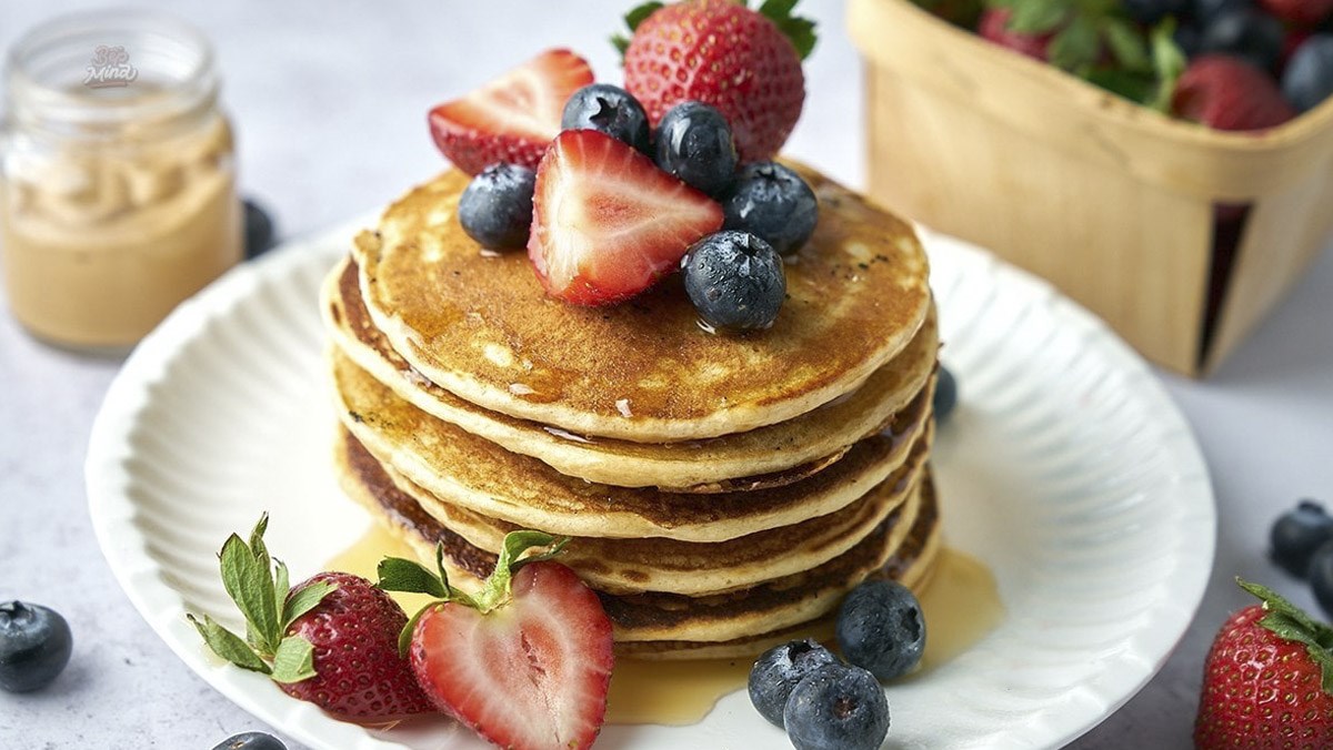 Làm bánh pancake bằng chảo chống dính, lò vi sóng