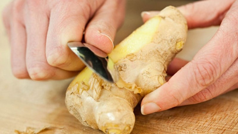 Gọt vỏ củ gừng