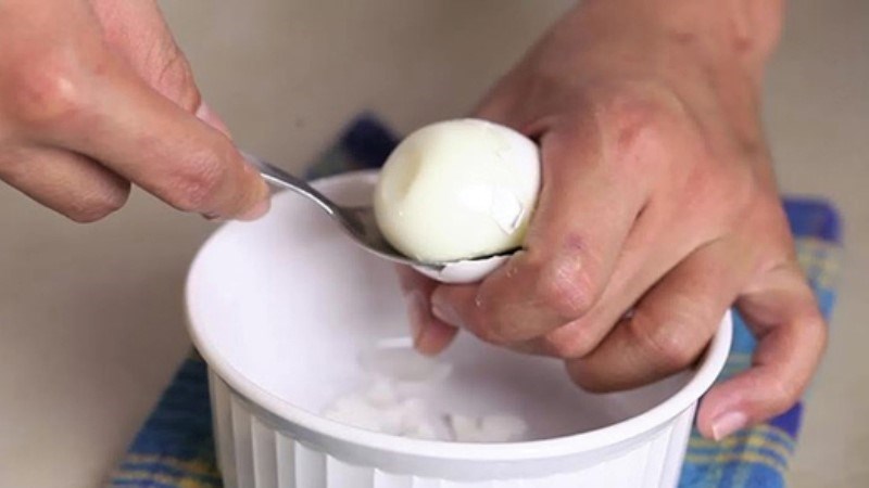 B&oacute;c t&aacute;ch vỏ trứng