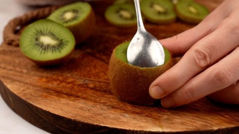 D&ugrave;ng muỗng gọt vỏ kiwi
