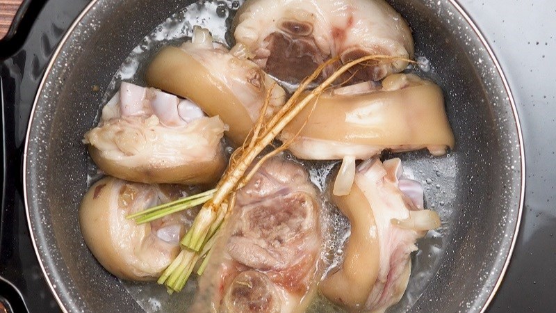 Hầm chân giò bằng nồi ủ